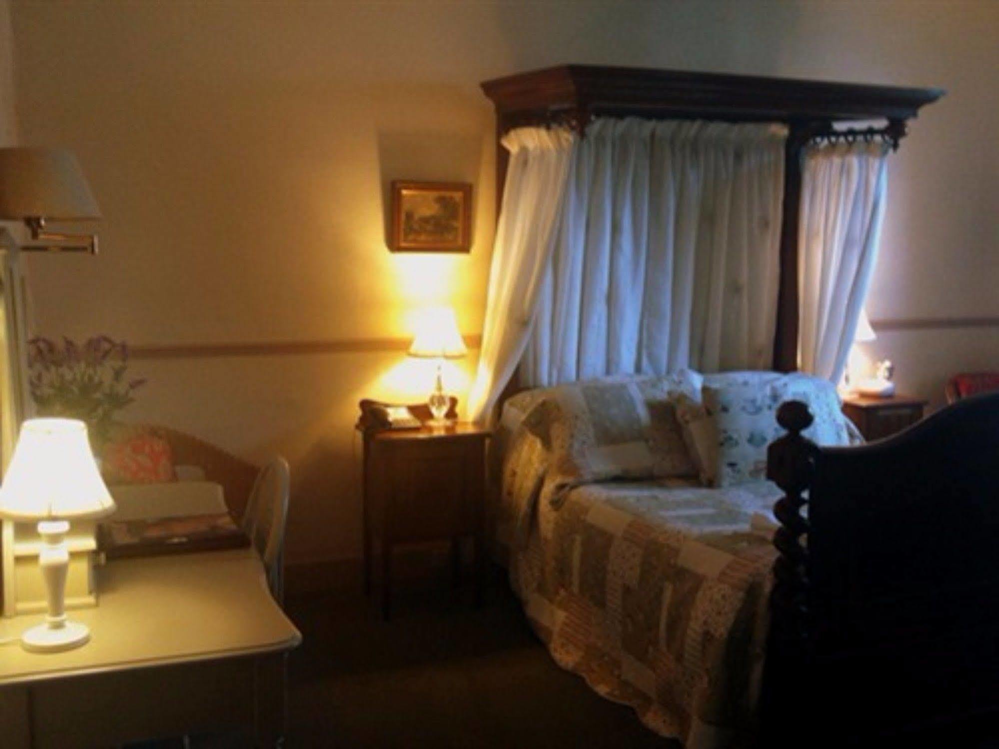 เดอะ เฟเธอร์ส โฮเทล Hotel โฮลท์ ภายนอก รูปภาพ