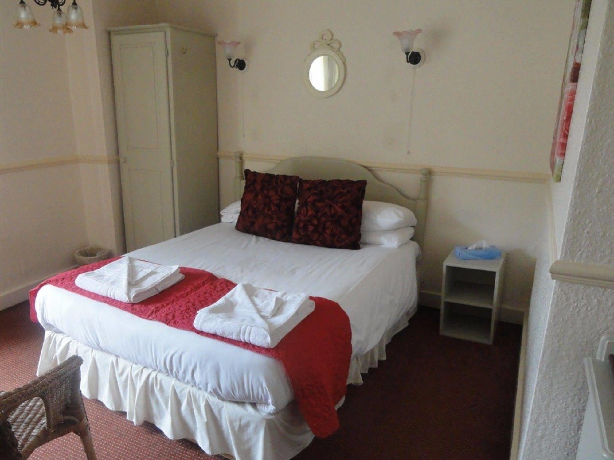 เดอะ เฟเธอร์ส โฮเทล Hotel โฮลท์ ภายนอก รูปภาพ