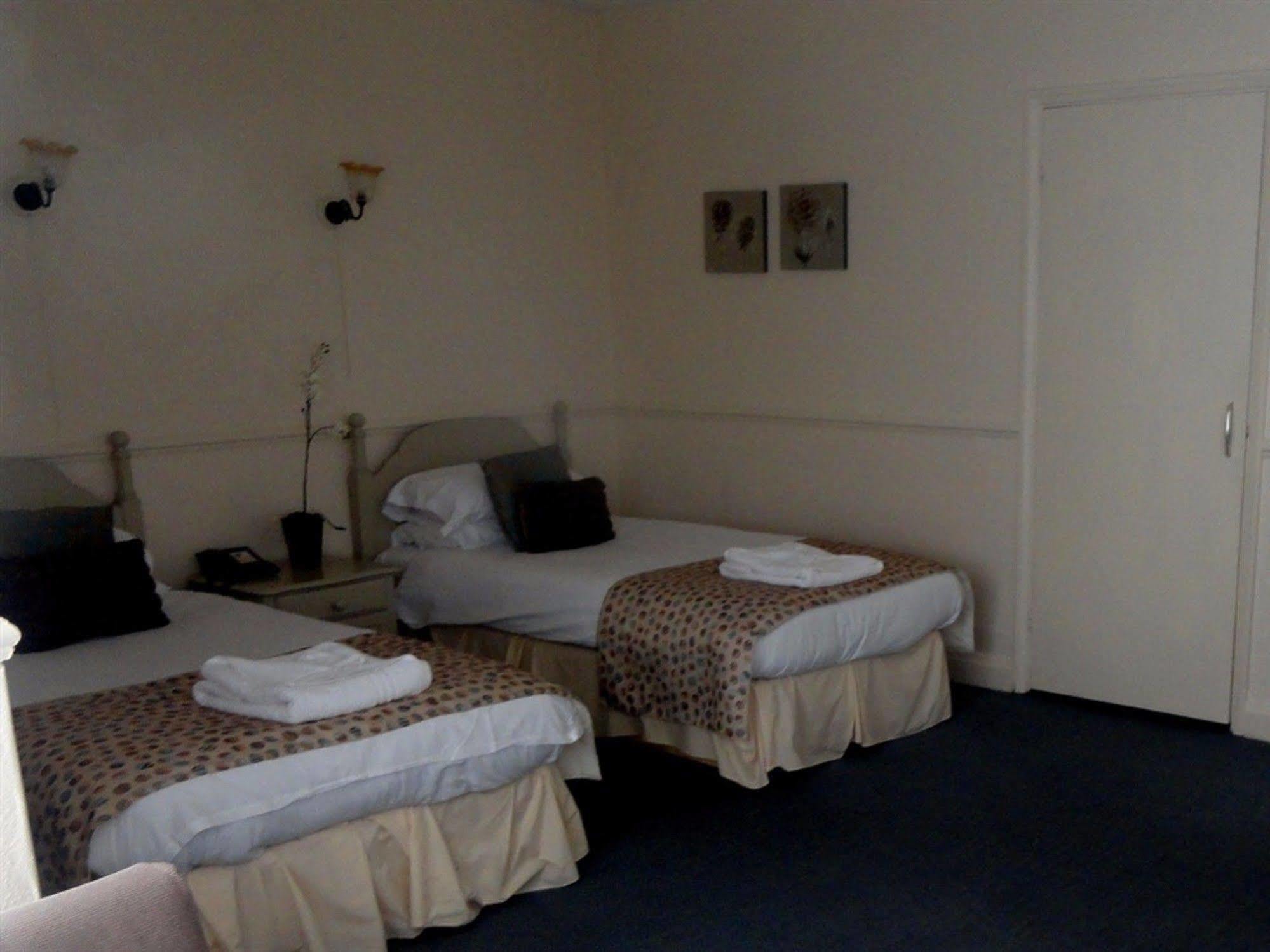เดอะ เฟเธอร์ส โฮเทล Hotel โฮลท์ ภายนอก รูปภาพ